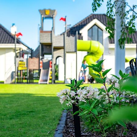Family Resort Ustka - Domki Dwupoziomowe Z Basenem Exterior foto