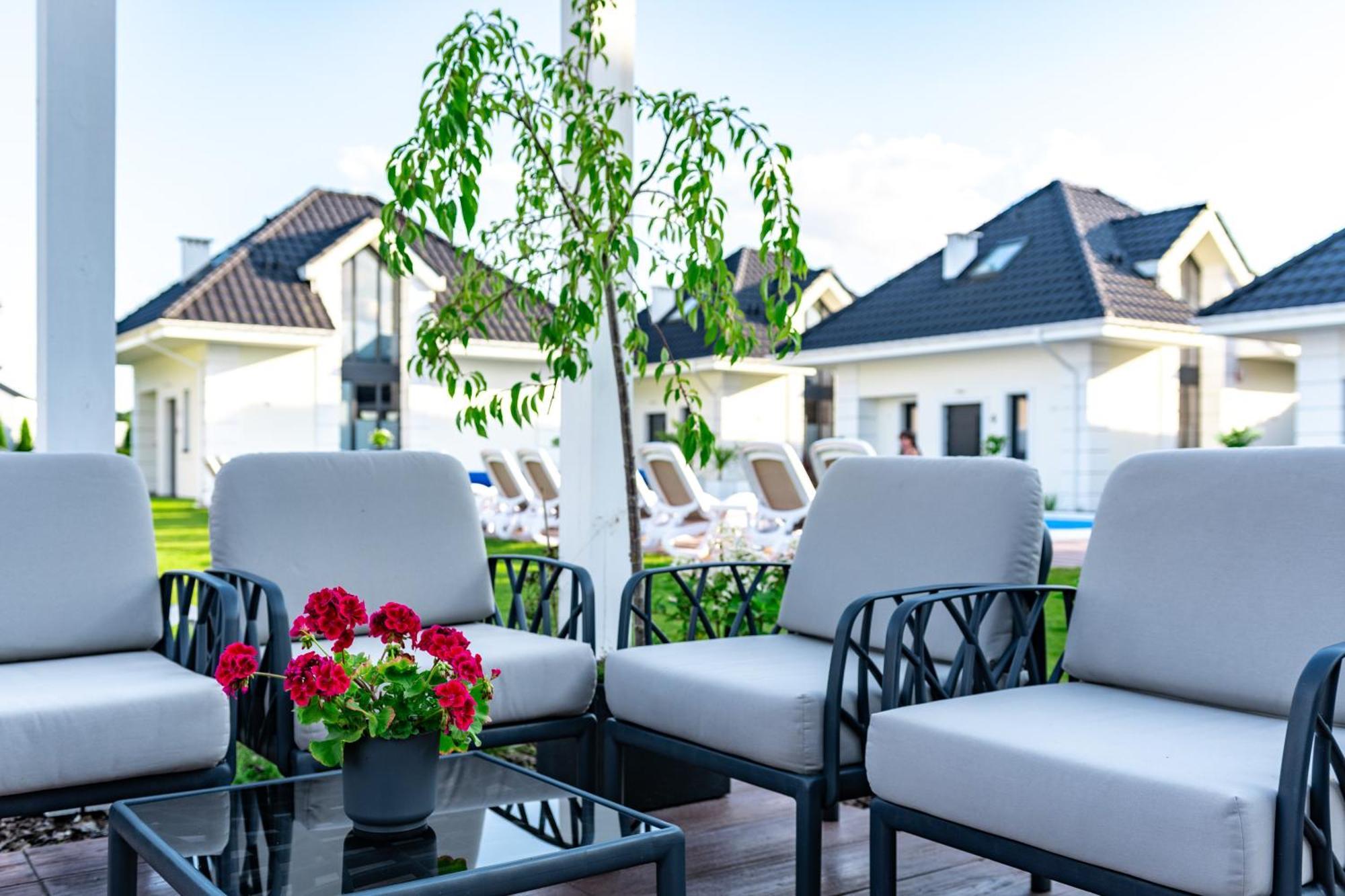 Family Resort Ustka - Domki Dwupoziomowe Z Basenem Exterior foto