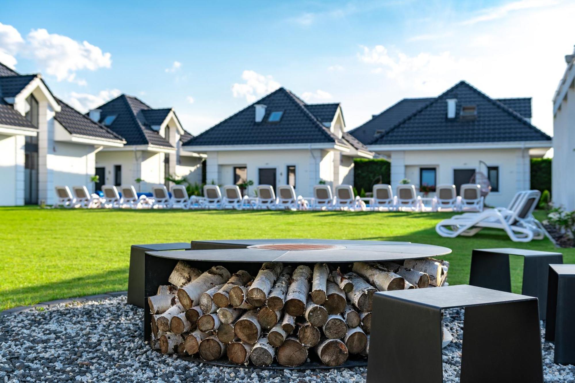 Family Resort Ustka - Domki Dwupoziomowe Z Basenem Exterior foto