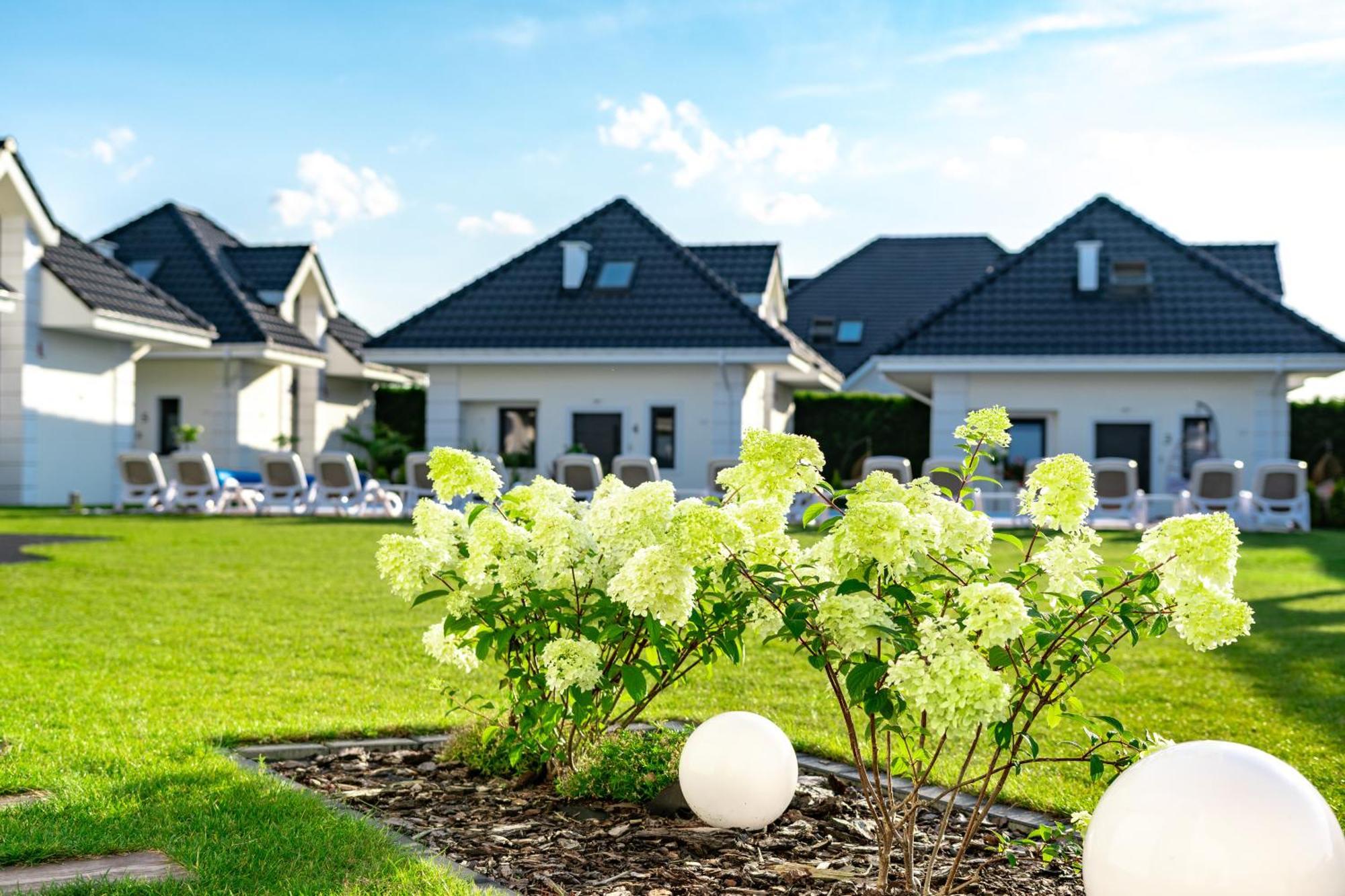 Family Resort Ustka - Domki Dwupoziomowe Z Basenem Exterior foto