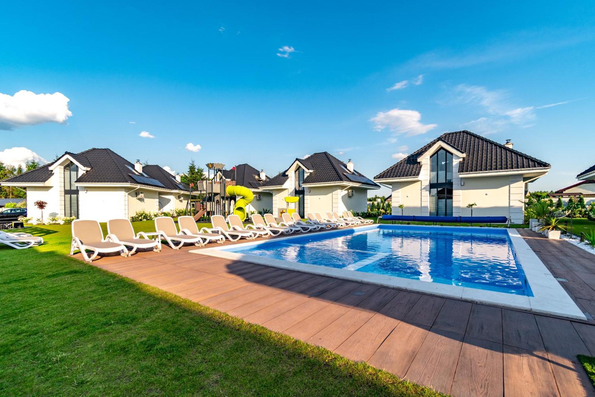 Family Resort Ustka - Domki Dwupoziomowe Z Basenem Exterior foto