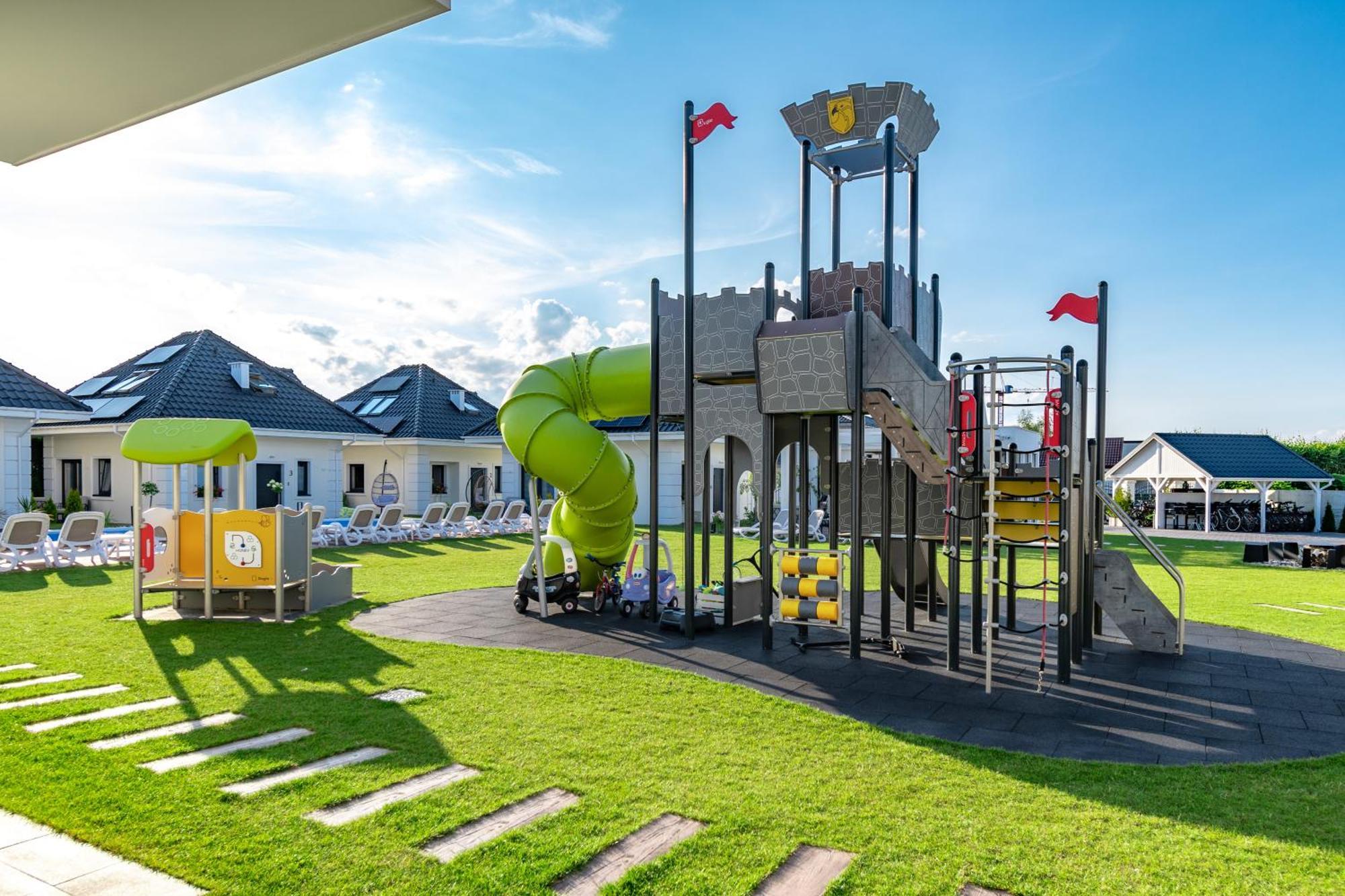 Family Resort Ustka - Domki Dwupoziomowe Z Basenem Exterior foto
