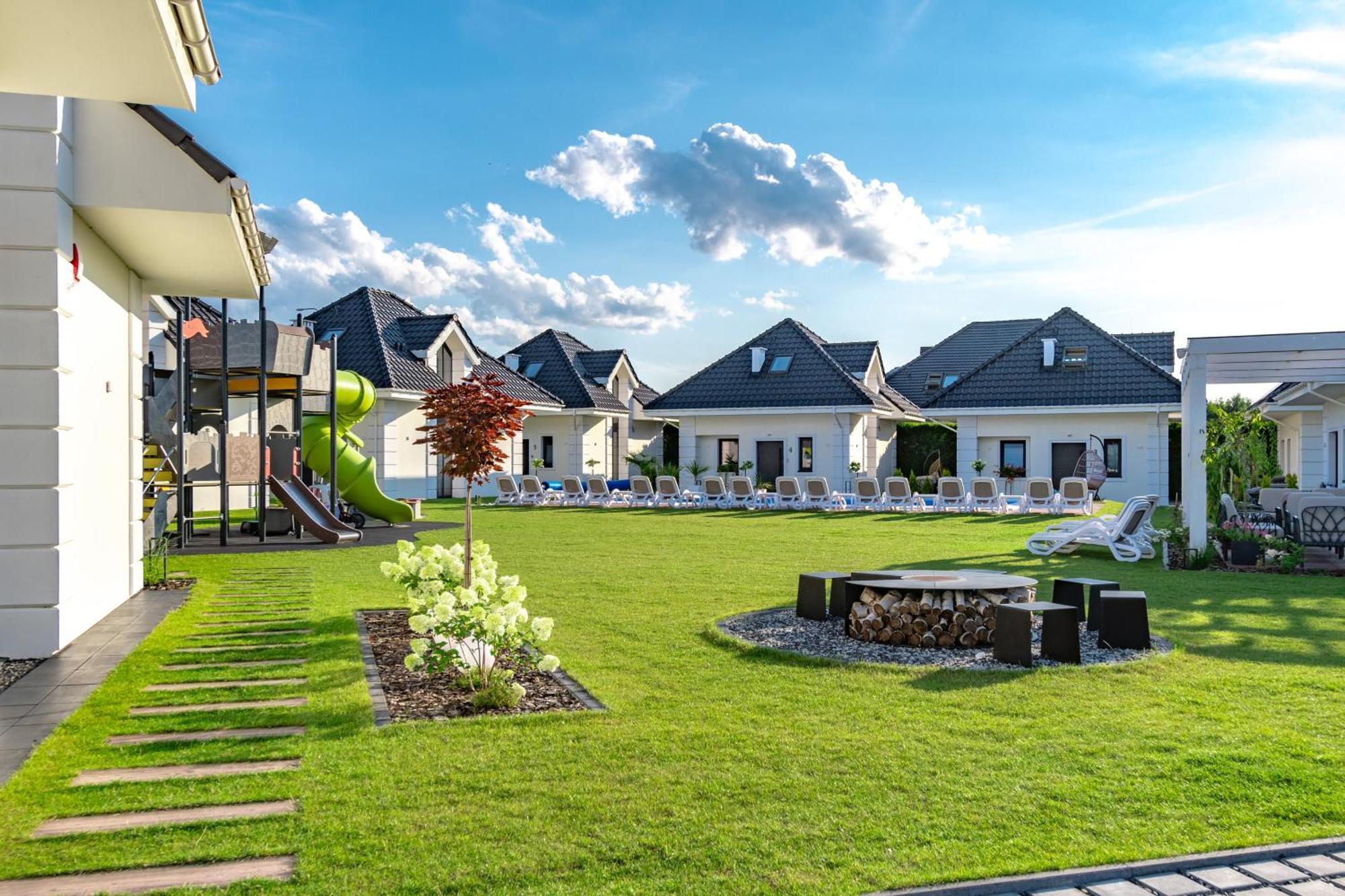 Family Resort Ustka - Domki Dwupoziomowe Z Basenem Exterior foto